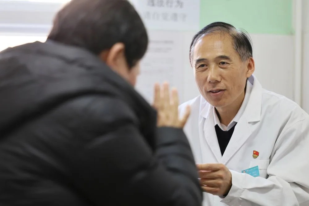 新春走基层|一名乡村医生和他无法更换的号码