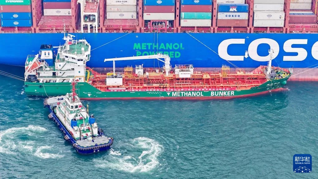 山东港口青岛港完成首批绿色甲醇“船对船”加注