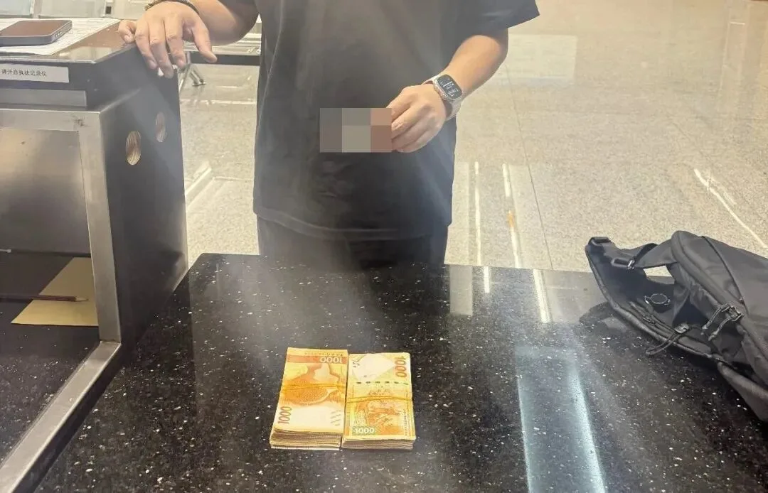 港珠澳大桥海关查获一起旅客违规携带20万港币出境案