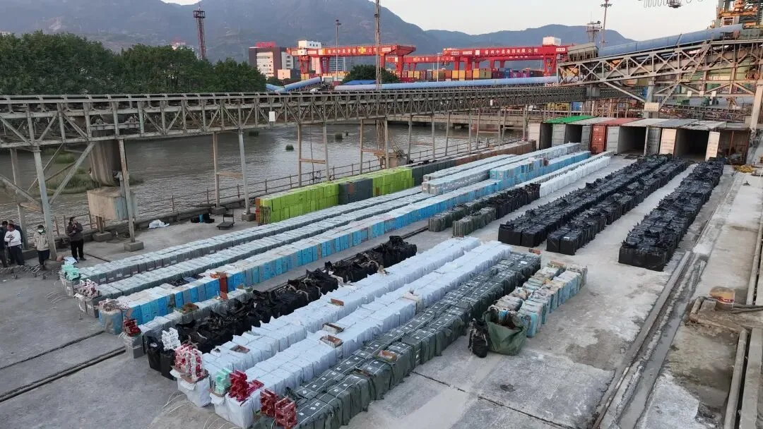 打击海上走私，海警在行动！