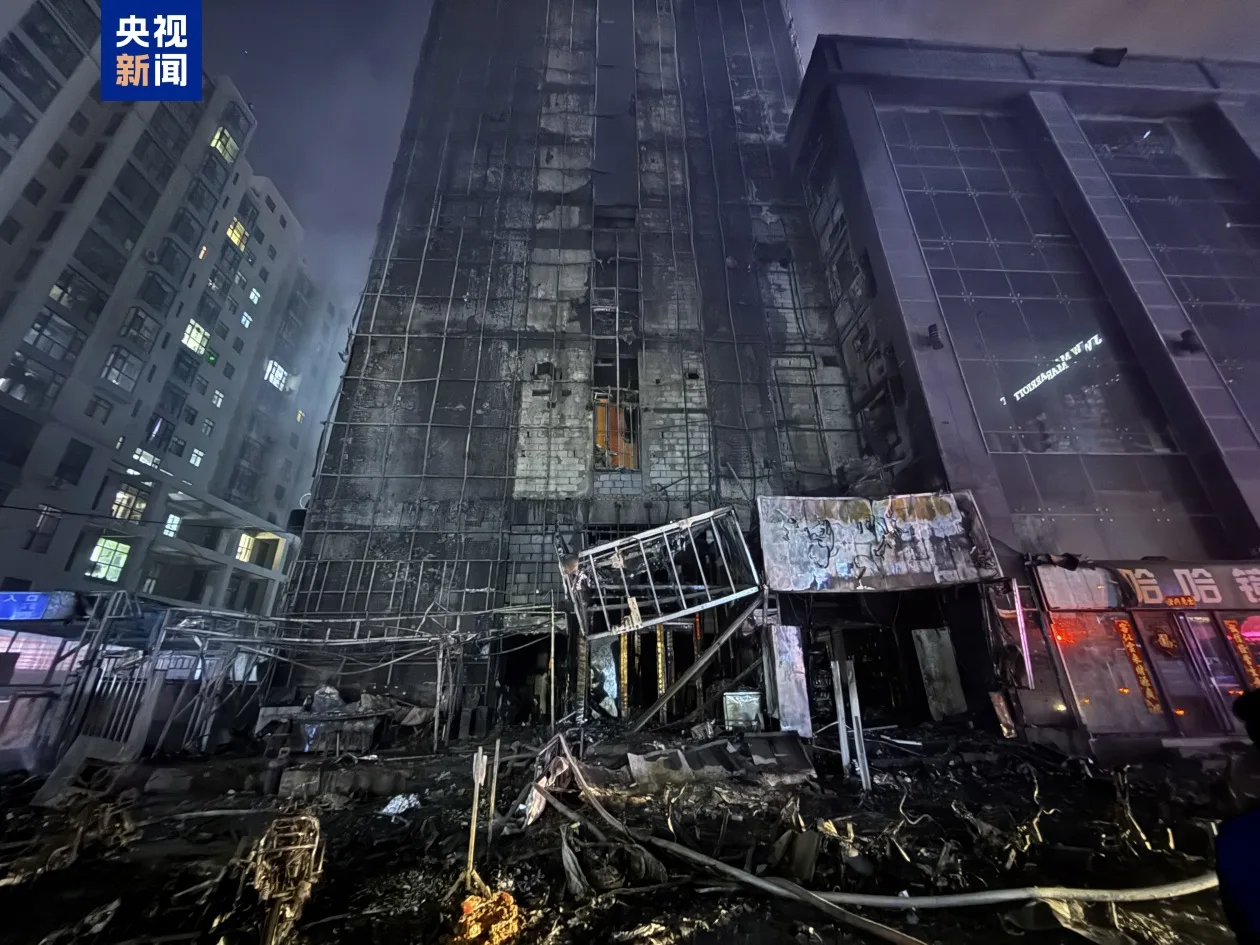 山西太原一建筑发生火灾 救援正在进行