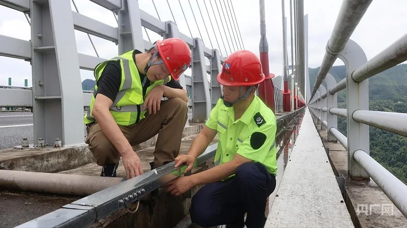 何以中国·青绿人间丨云雾山间飞虹起 一路风光入画来
