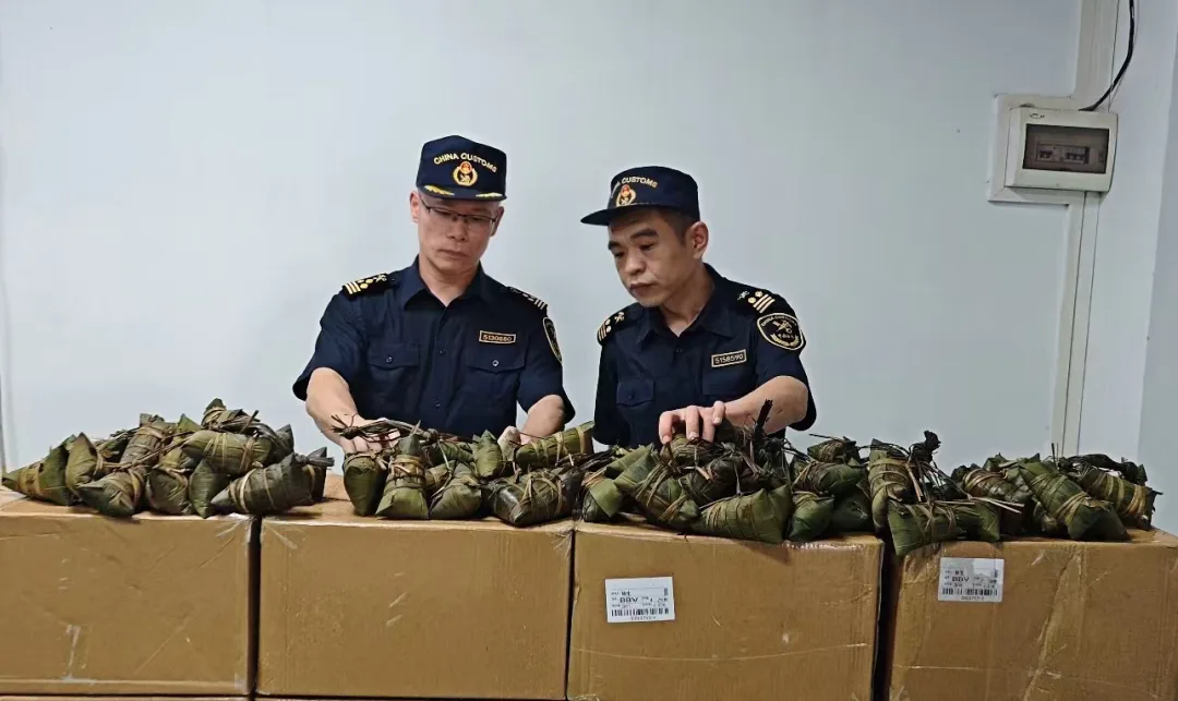 广州海关查获1.6吨走私粽子，包装印有“碱水粽”“肉粽”
