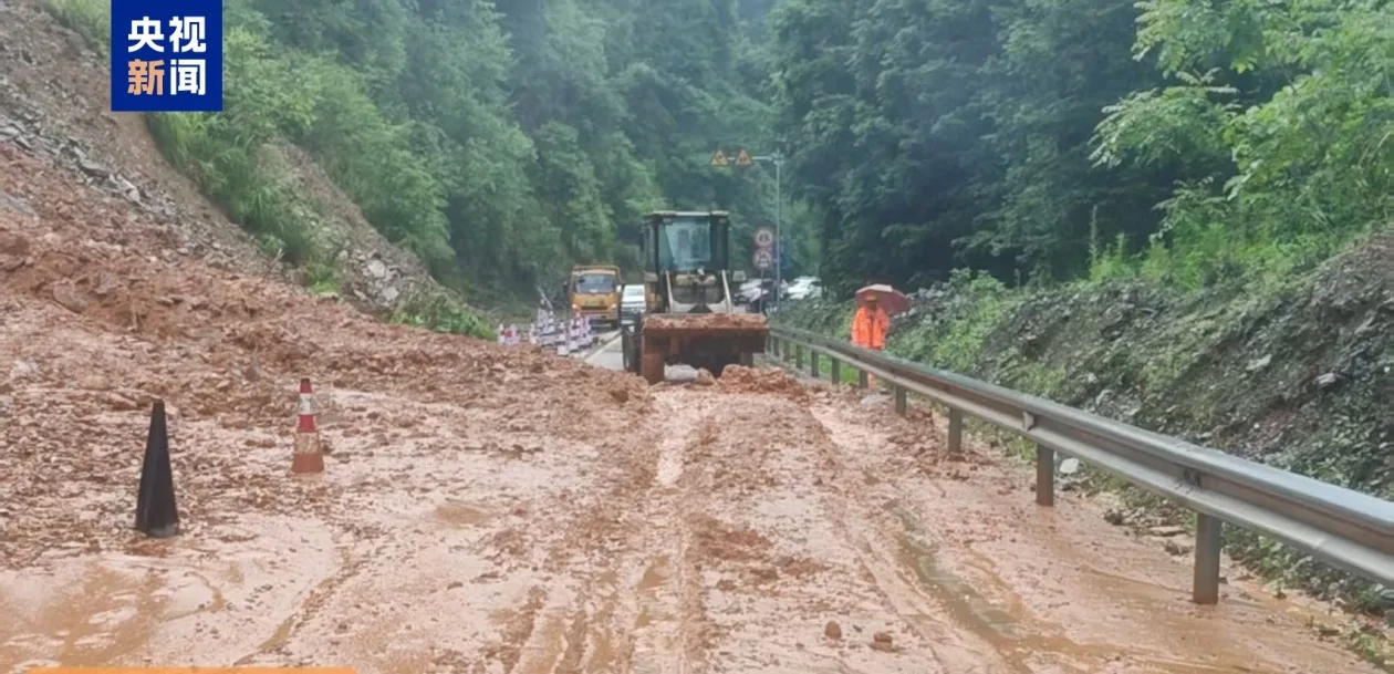 强降雨引发自然灾害致多条道路受阻 广西融水积极抢险保通