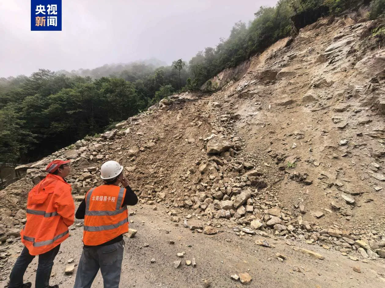 云南省怒江州贡山县独龙江公路中断 目前正在抢通中