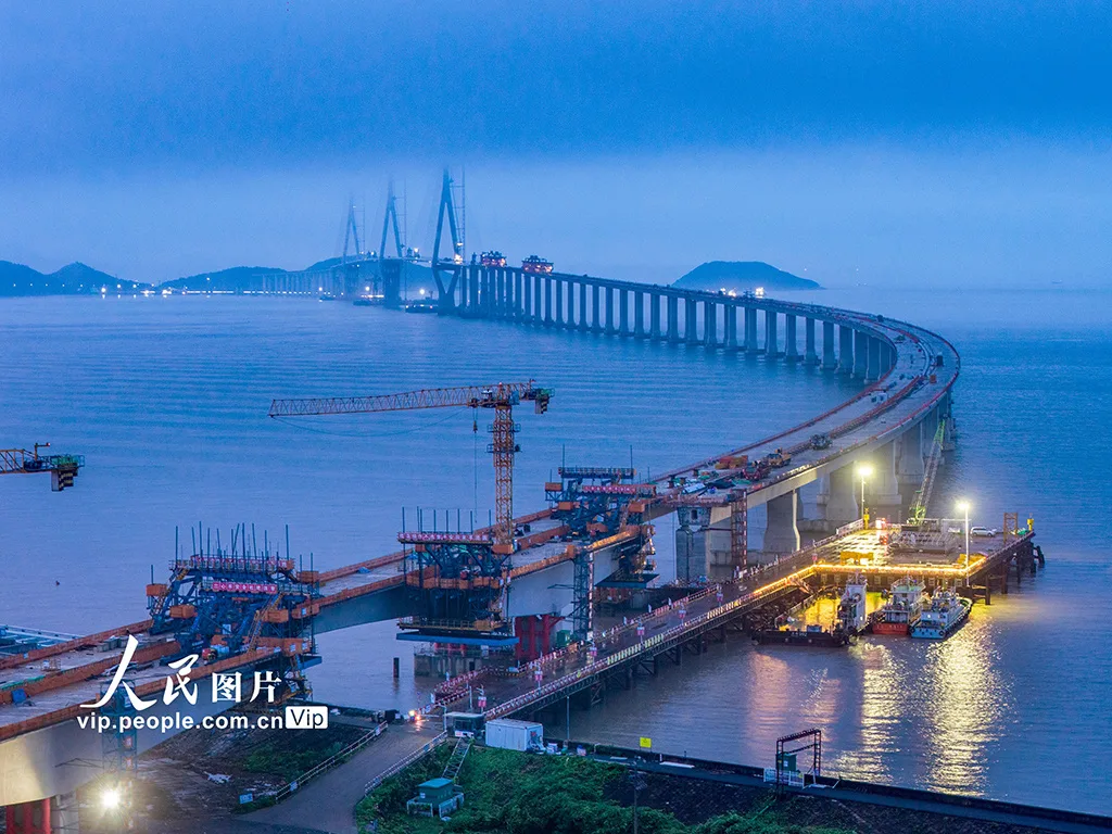浙江舟山：青龙门特大桥主桥顺利合龙