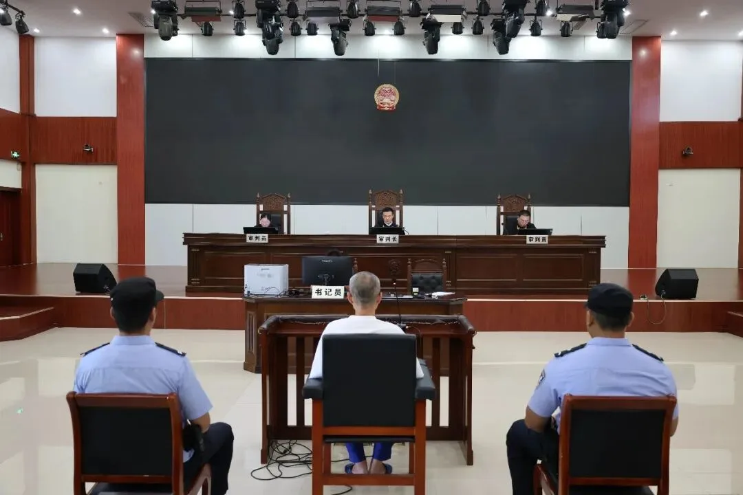 非法收受财物共计712万余元，海南一教育局原局长受审