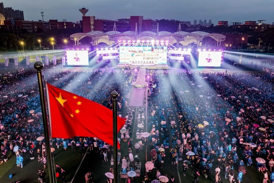 “万里‘售后’终身有效”！校长一句承诺，6235名毕业生哭了
