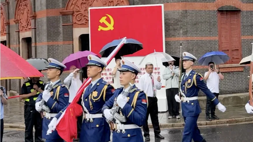 市民游客冒雨赶到中共一大纪念馆，就为见证这场庄严的升旗仪式