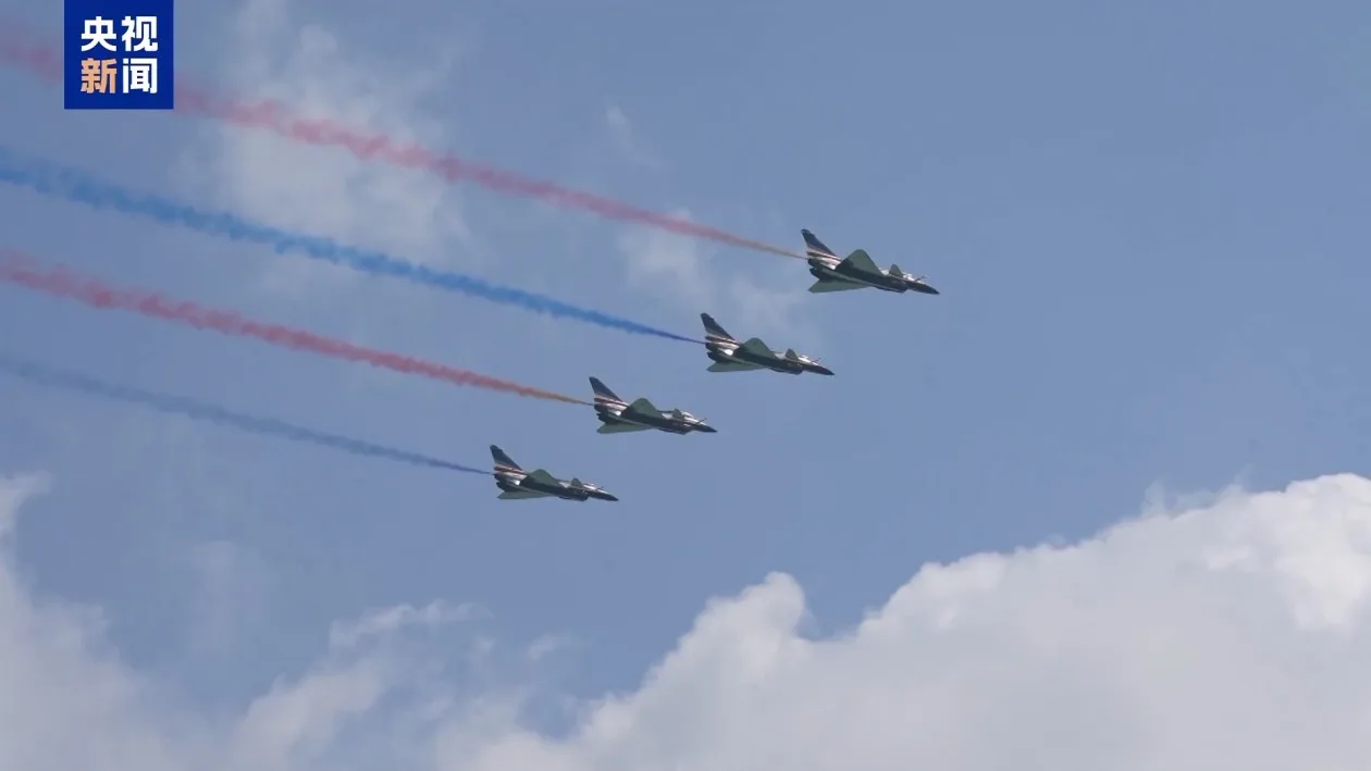 中国空军八一飞行表演队圆满完成新加坡航展飞行表演任务