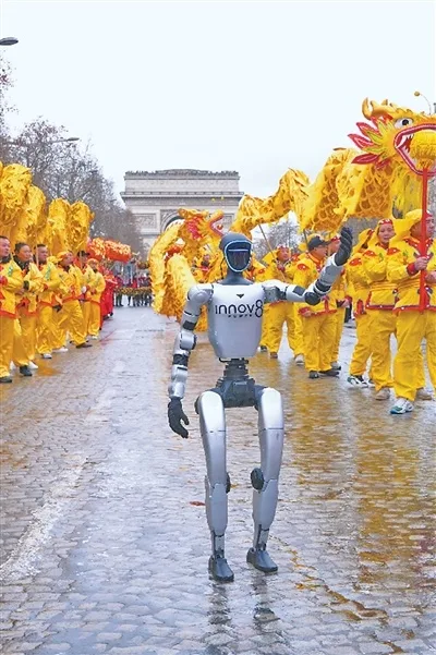 中国机器人首次亮相巴黎香街春节巡游