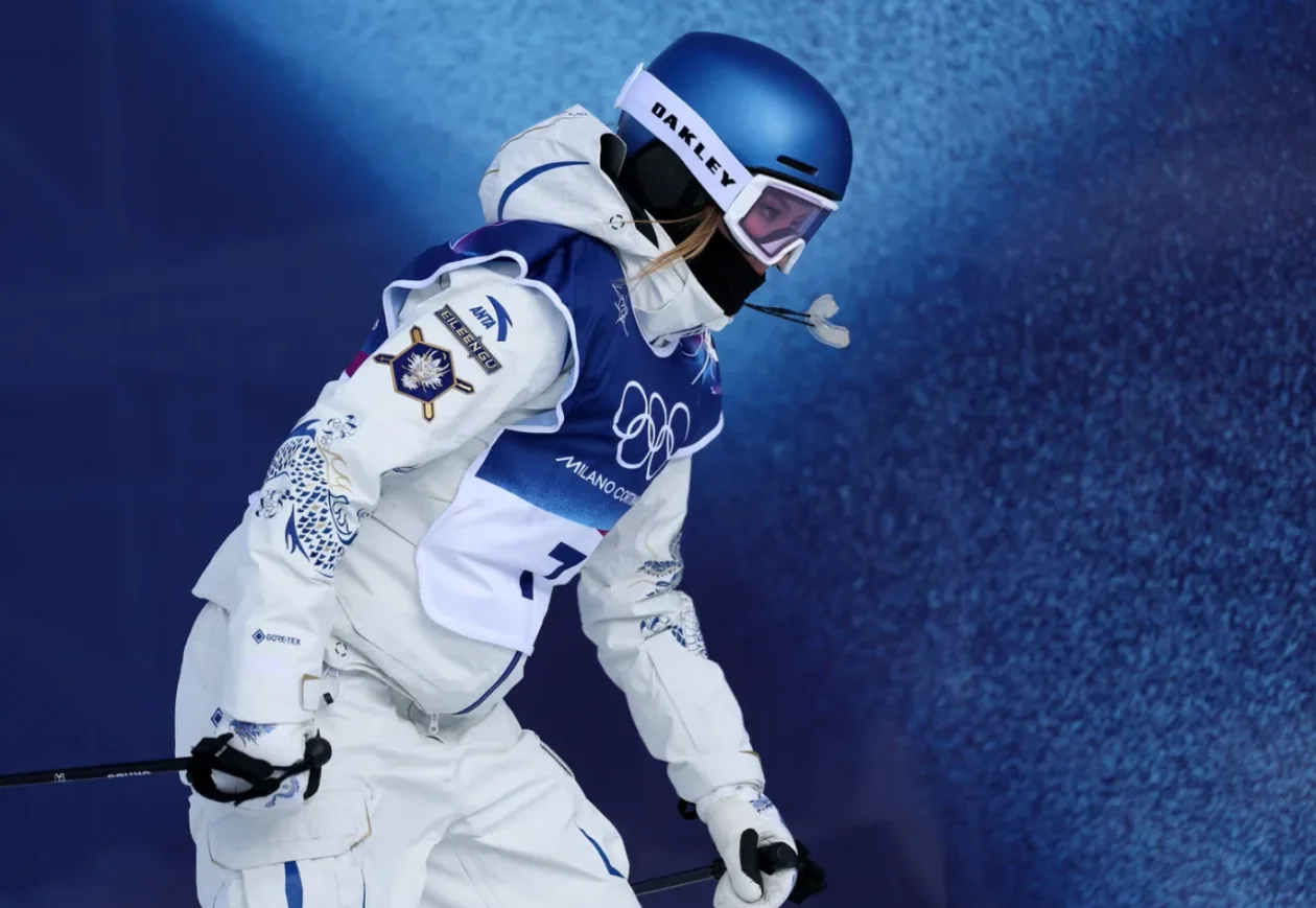 细节满满！外媒：冬奥会资格赛后，谷爱凌介绍起自己的“中国风”雪服