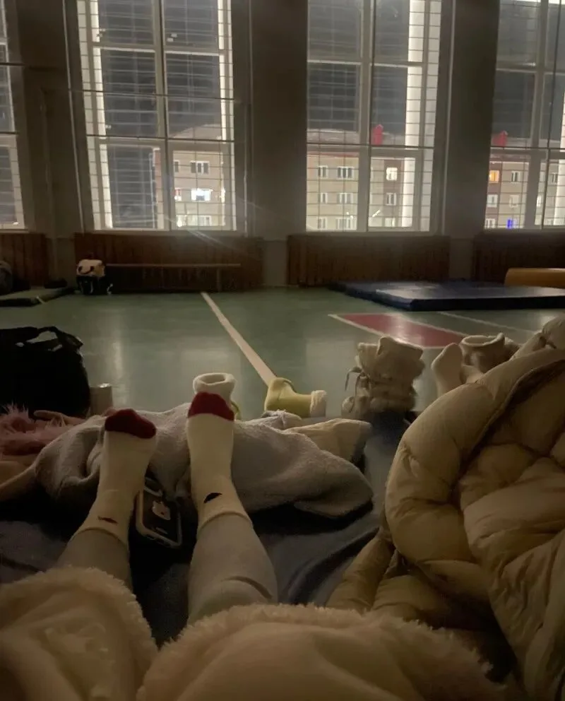 中国游客称因道路积雪被困俄罗斯“极光村” 超40小时，被困游客：导游和地接全程一直陪着，安置点有食物和热水；俄媒：滞留游客都已离开