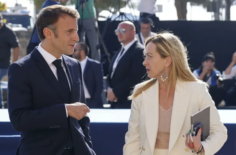 法国一极右翼支持者被殴致死，马克龙与梅洛尼隔空爆发“口水战”