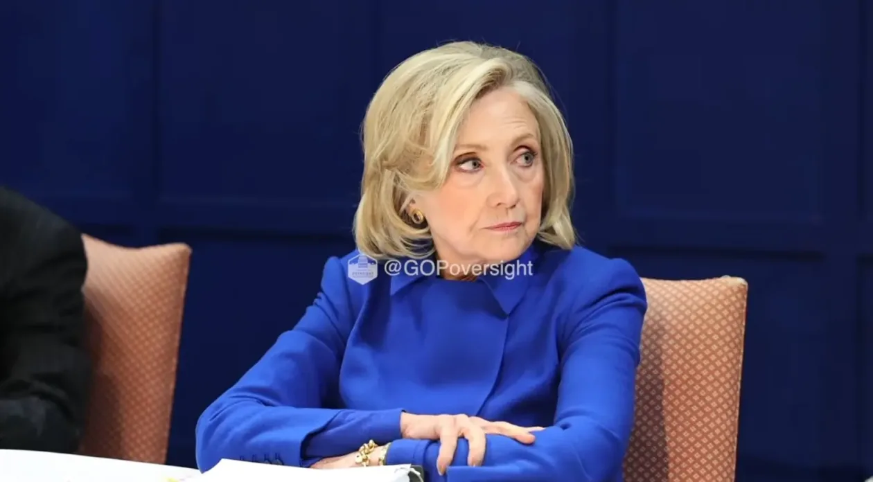 戏剧性画面公开！美国会公开克林顿夫妇听证会全程视频，希拉里一度愤怒拍桌离场