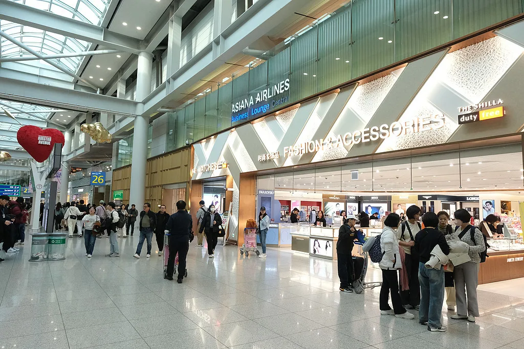 “金字招牌”业绩几近腰斩，韩国免税业迎接“寒冬”