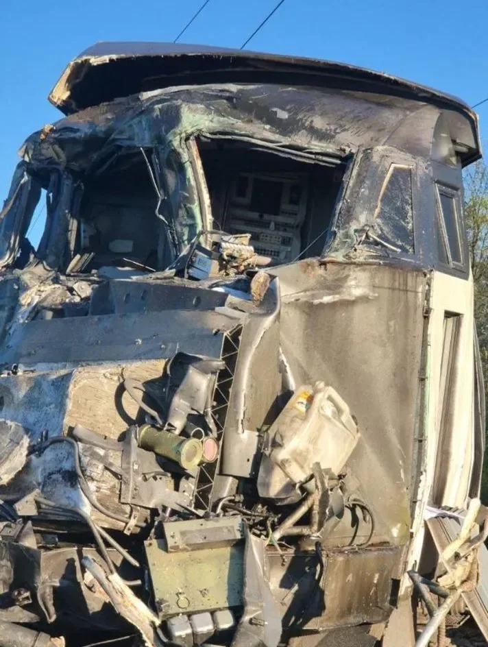 法媒：法国一高速列车与卡车相撞，致司机死亡27人受伤，法交通部长赶赴现场