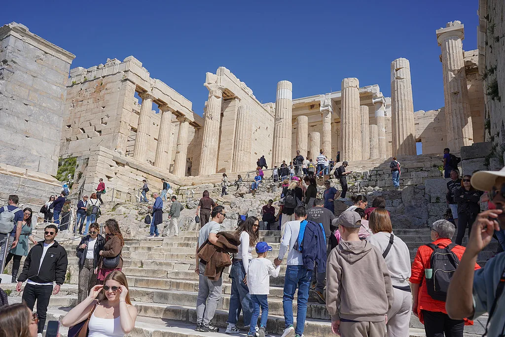 英媒：旅游过度开发影响生活，雅典居民被迫搬离家园