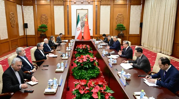 伊朗外长向中方通报伊美谈判情况，中方：全面止战刻不容缓，重启战端更不可取，坚持谈判尤为重要
