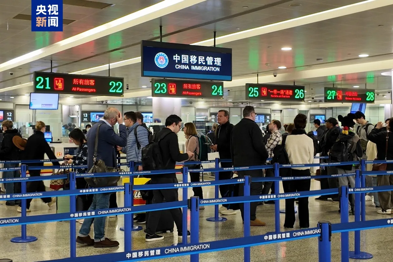 巴西对华免签首日 上海浦东机场口岸迎来首批出境旅客