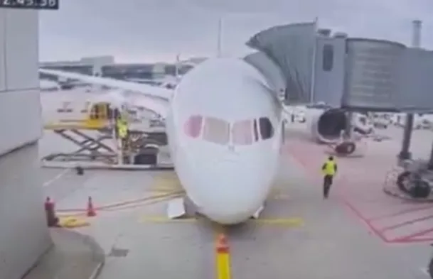 外媒：因“起落架故障”，德国汉莎航空公司一波音客机停放时突然“栽头”