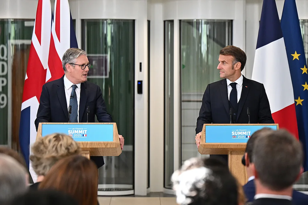 英国首相斯塔默宣布辞职，马克龙发声