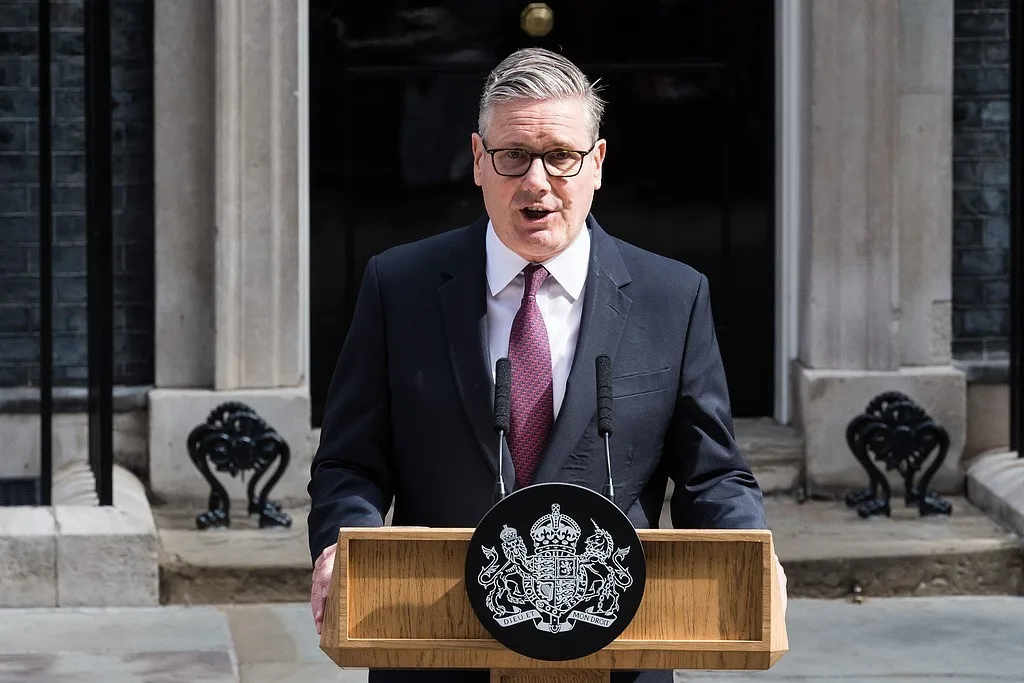 “鲜明对比”！英国首相斯塔默宣布辞职，欧美反应冷暖不一