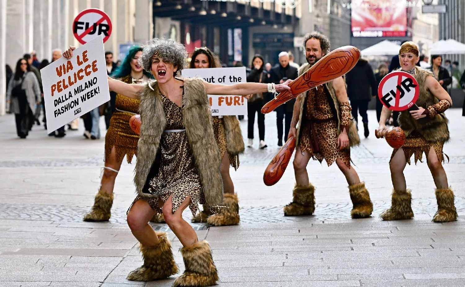 米兰时装周开幕 动物保护人士“闹场”