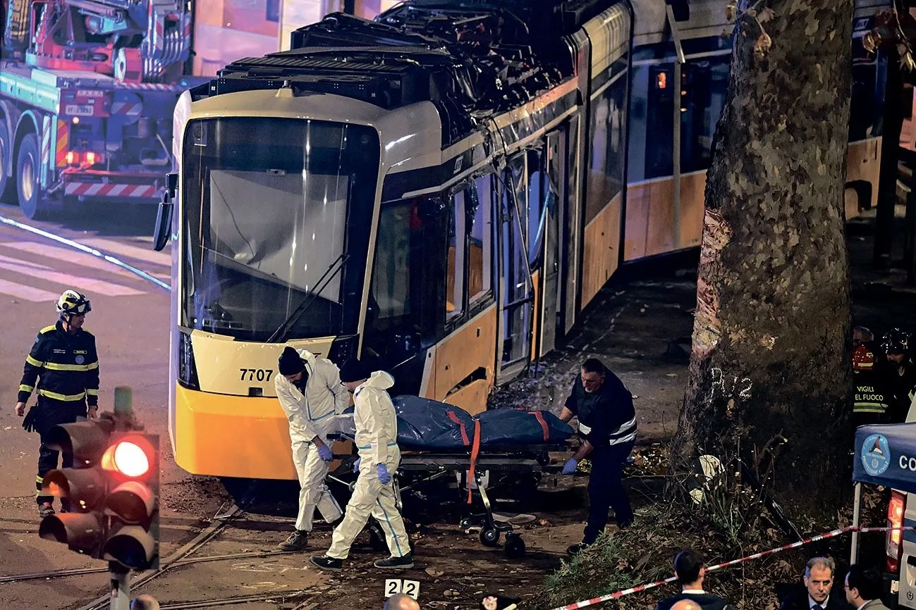 意大利一电车脱轨 致2死54伤