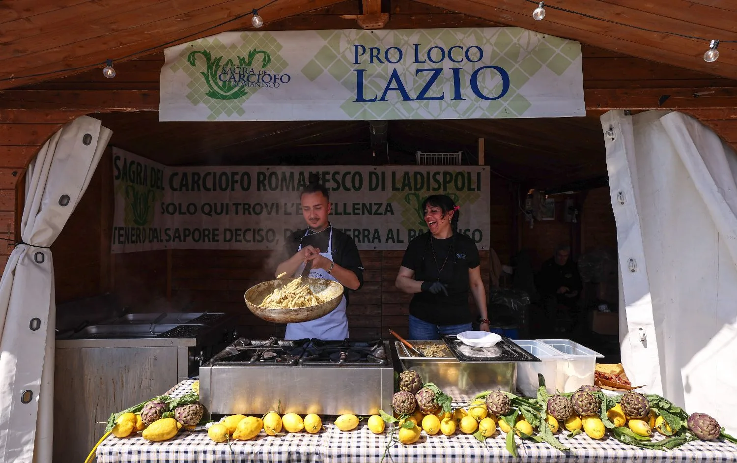 意大利海滨小镇举办洋蓟美食节