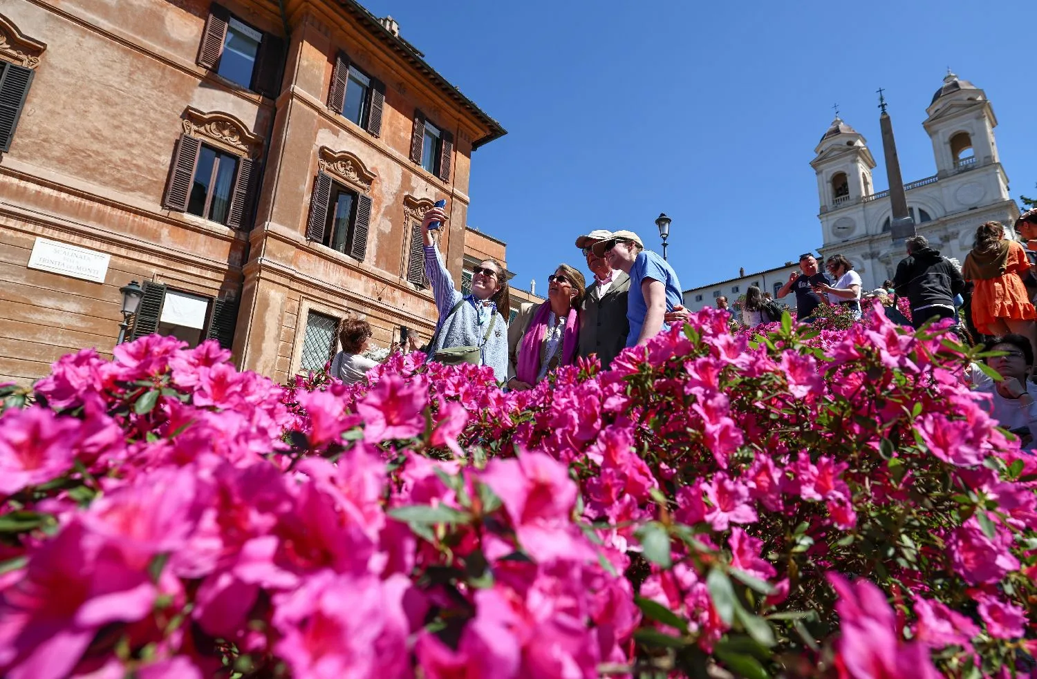 意大利首都罗马繁花盛开 千年古城增添浪漫色彩