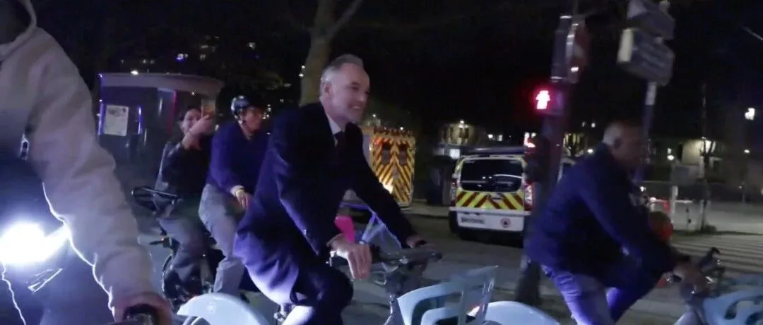 巴黎新市长骑着共享单车上任咯！罕见的巧合，一城市长候选人平票！