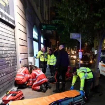 华人被抢，意大利女子拼死护华人