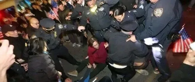 华人受伤！纽约BK大暴乱：百警疯狂殴打，现场血迹斑斑！