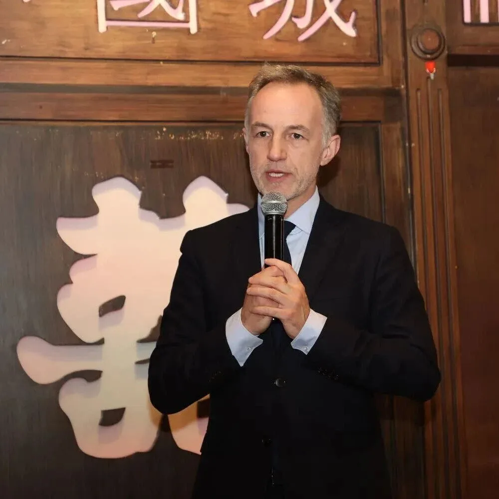 巴黎新市长“亲近”亚裔华人，不等于给亚裔华人特殊待遇