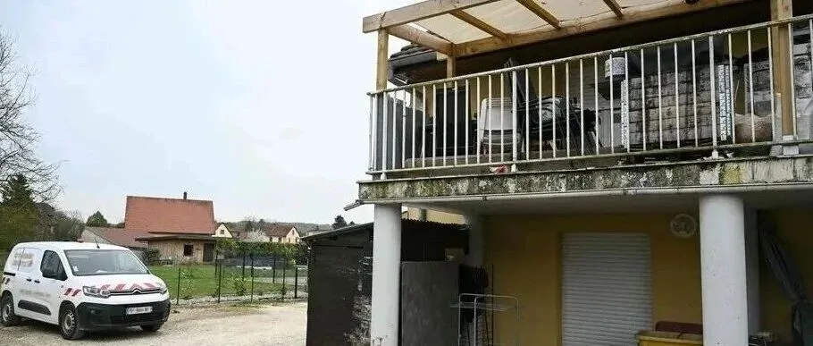 没衣服、没学上，法国7岁男童被父亲关车里一年，只因继母忍不了？